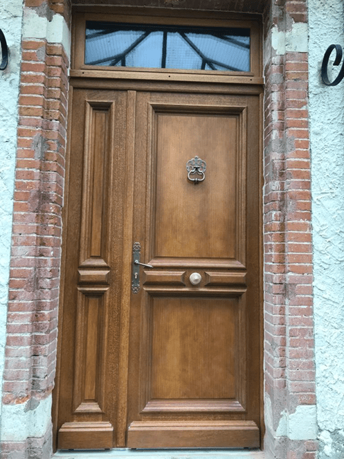 Porte bois style ancien installée au coeur de la ville de TOULOUSE